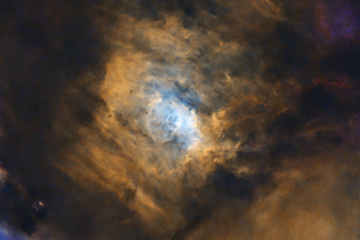 Ohne Sterne: nur die Nebel-Ebene des Bubble-Nebels